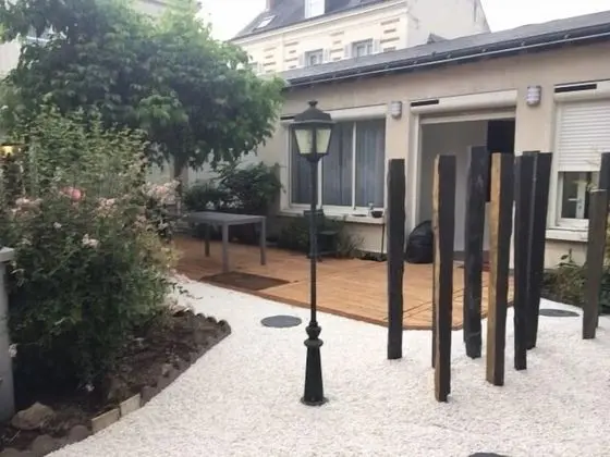 Kır Evi, Banyolu/Duşlu, Bahçe Manzaralı (Alfred de Vigny )