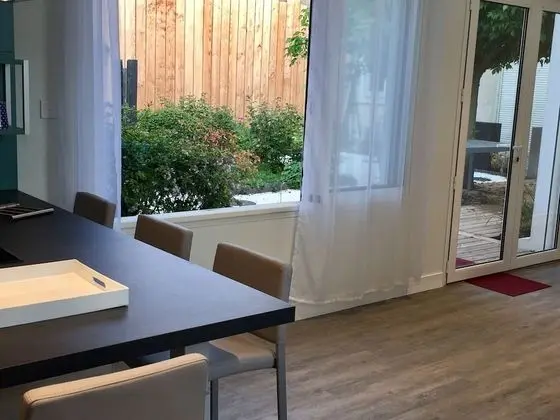 Kır Evi, Banyolu/Duşlu, Bahçe Manzaralı (Alfred de Vigny )