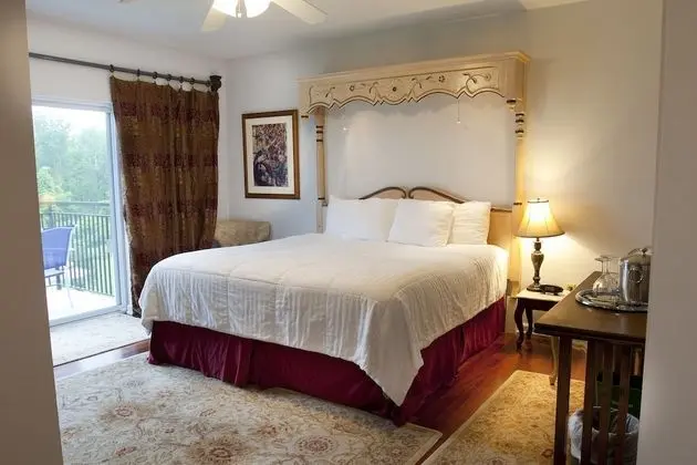 Fireplace King (Sunrise View/Balcony/Jetted Tub)