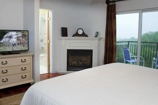 Fireplace King (Sunrise View/Balcony/Jetted Tub)