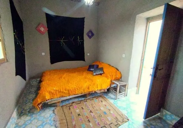 Üç Kişilik Oda, Özel Banyo, Avlu Manzaralı