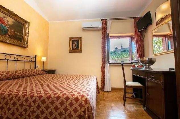 Büyük Yataklı Tek Kişilik Oda