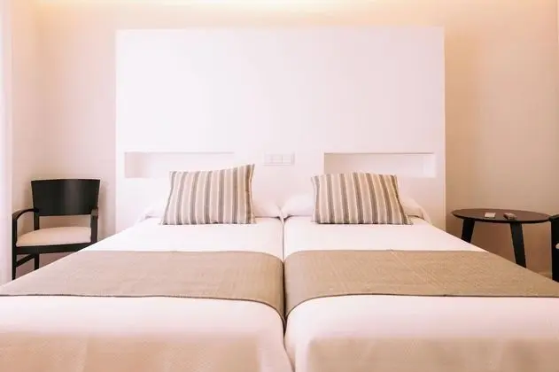 Büyük Yataklı Tek Kişilik Oda