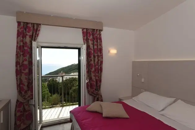 Tek Büyük veya İki Ayrı Yataklı Oda, Deniz Manzaralı