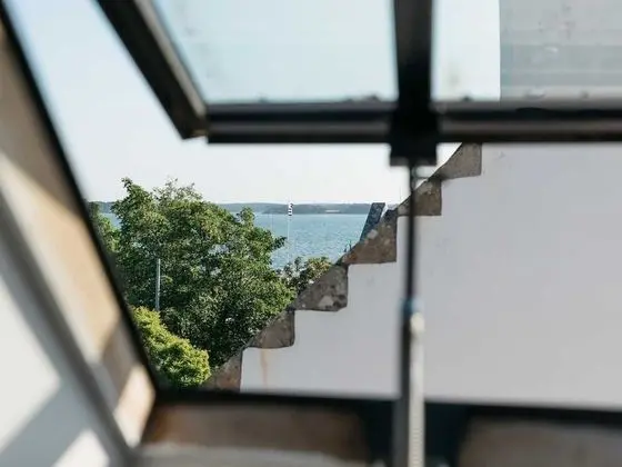 Üç Kişilik Oda, Koy Manzaralı