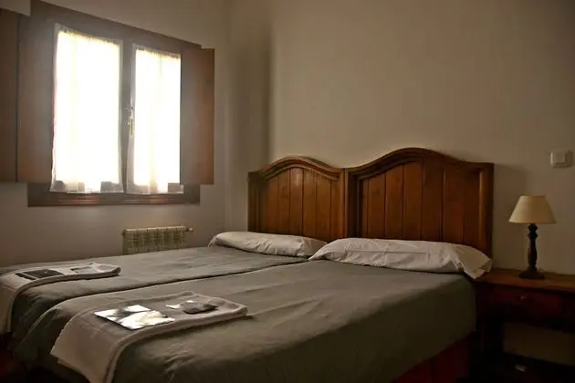 Tek Büyük veya İki Ayrı Yataklı Oda (+Surf course)