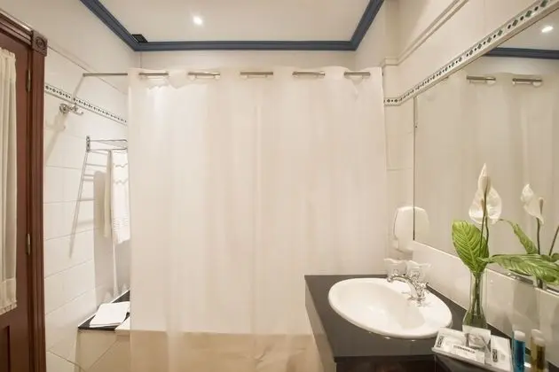 Büyük Yataklı Tek Kişilik Oda