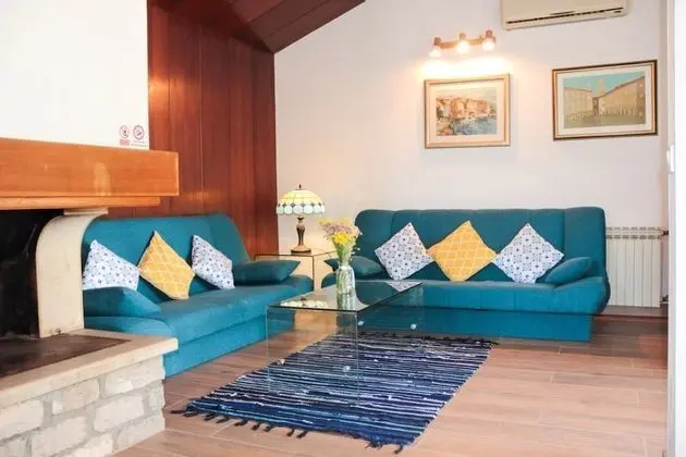 Ev (Lada - 100 m from beach - H(4+2))