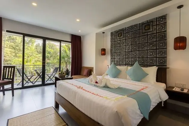 Deluxe King with Balcony, Pool View
