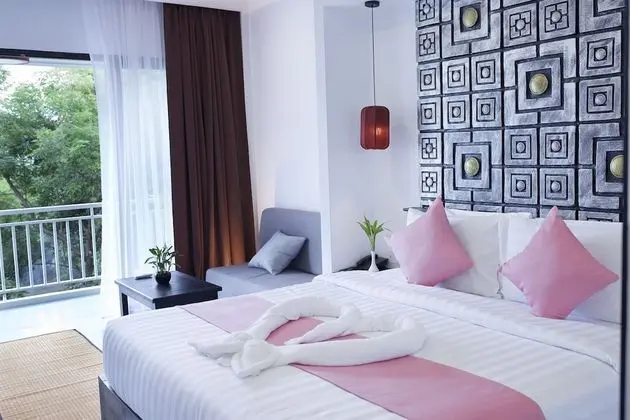 Deluxe King with Balcony, Pool View