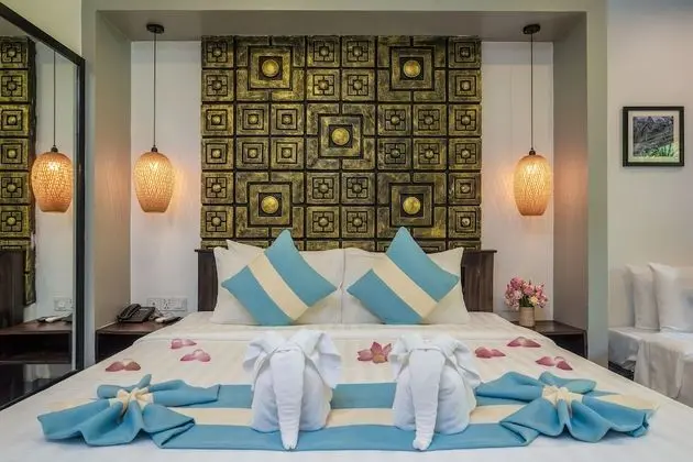 Deluxe King with Balcony, Pool View