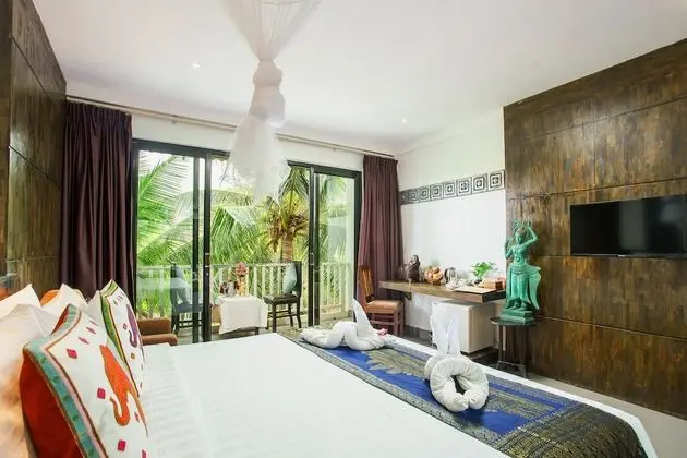 Deluxe King with Balcony, Pool View