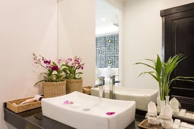 Deluxe King with Balcony, Pool View