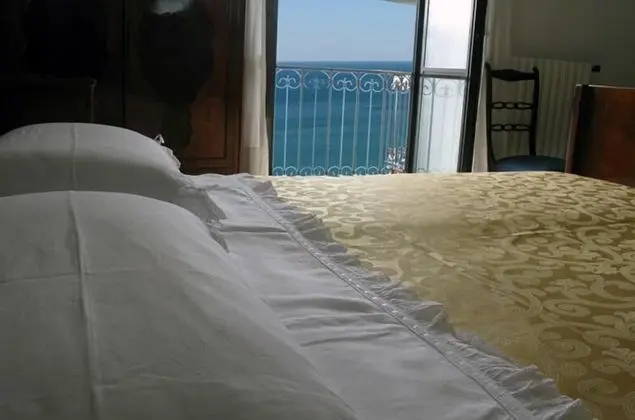 Tek Büyük Yataklı Oda, Deniz Manzaralı (Brezza di Mare)