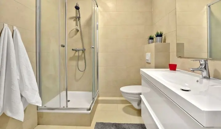 Üç Kişilik Oda, Ortak Banyo