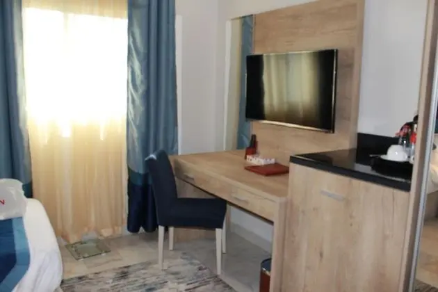 Deluxe Tek Büyük veya İki Ayrı Yataklı Oda, Kısmi Deniz Manzaralı