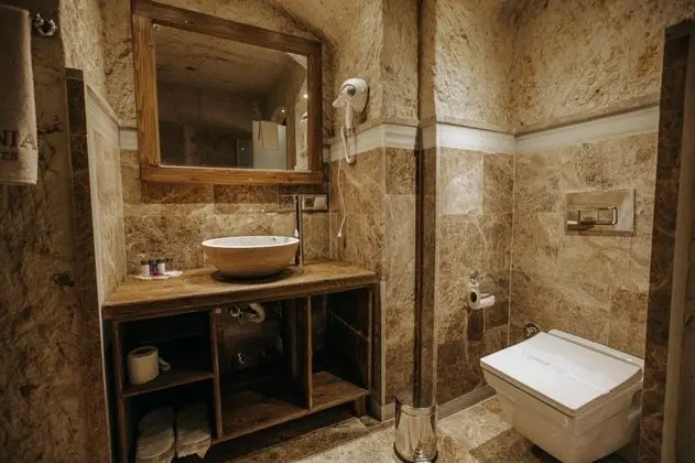 King Cave Suite,    , Jakuzili