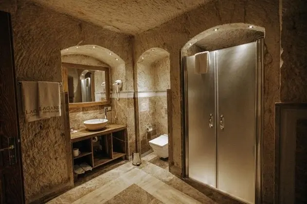 King Cave Suite,    , Jakuzili