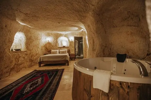 King Cave Suite,    , Jakuzili
