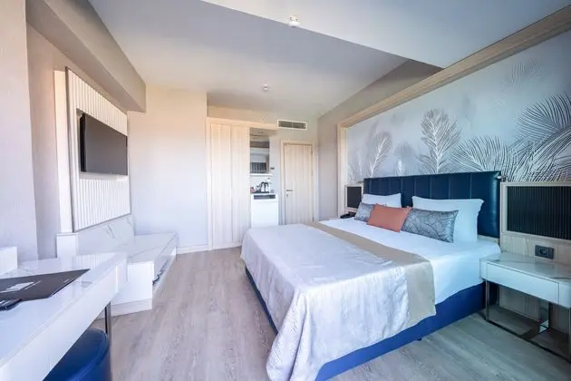 https://images.etstur.com/imgproxy/resize/2560x1440/files/images/hotelImages/etsrooms/1112/Lago_Hotel_20240829181744_0.jpg