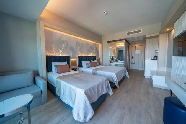 https://images.etstur.com/imgproxy/resize/2560x1440/files/images/hotelImages/etsrooms/1112/Lago_Hotel_20240829183220_1.jpg
