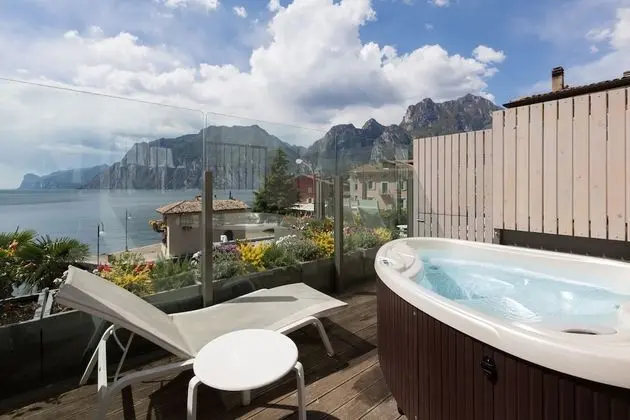 Superior Tek Büyük Yataklı Oda, Teras, Göl Manzaralı (Whirpool)