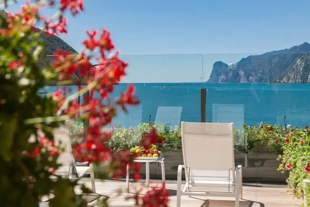 Superior Tek Büyük Yataklı Oda, Teras, Göl Manzaralı (Whirpool)