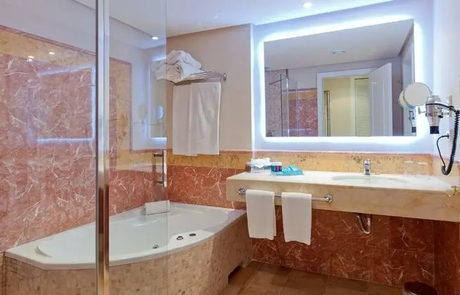 Standard Tek Büyük Yataklı Oda, Balkon (2 Adults + 1 Child)