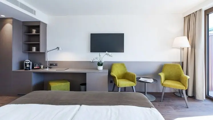 Deluxe Tek Büyük Yataklı Oda, 1 Yatak Odası, Sigara İçilmez, Kısmi Göl Manzaralı (Active)
