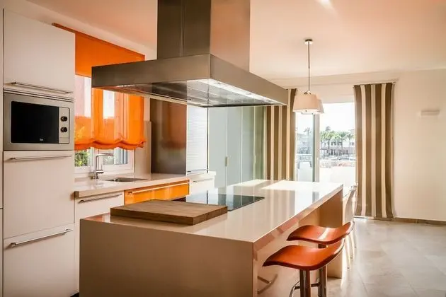 Exclusive Villa, 4 Bedrooms, Jacuzzi in the garden