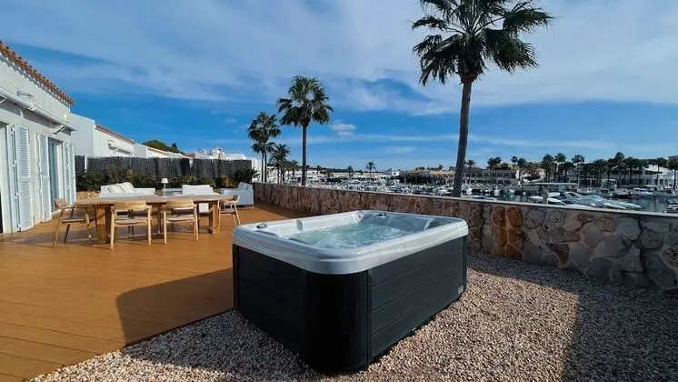 Exclusive Villa, 4 Bedrooms, Jacuzzi in the garden