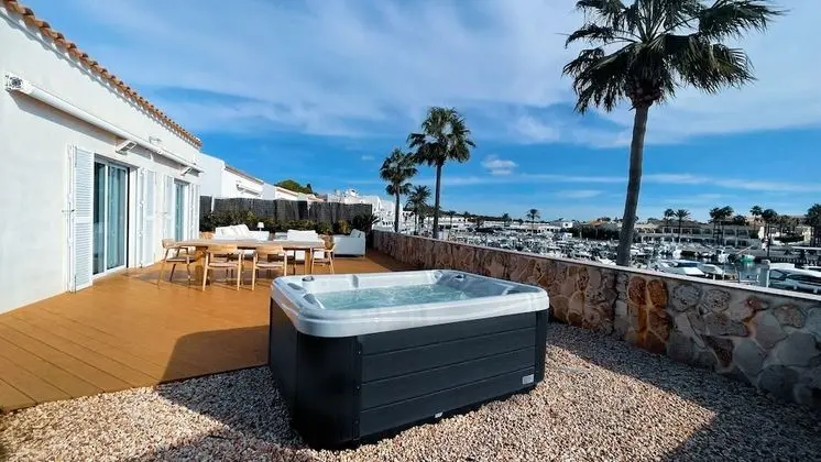 Exclusive Villa, 4 Bedrooms, Jacuzzi in the garden