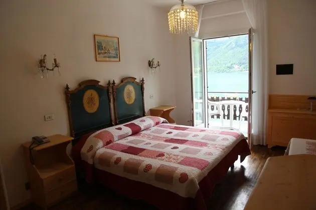 Tek Büyük veya İki Ayrı Yataklı Oda, Göl Manzaralı
