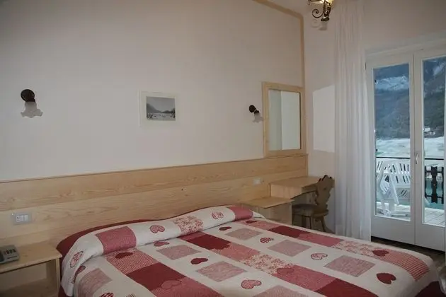 Tek Büyük veya İki Ayrı Yataklı Oda, Göl Manzaralı