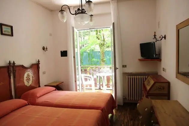 Tek Büyük veya İki Ayrı Yataklı Oda, Park Manzaralı
