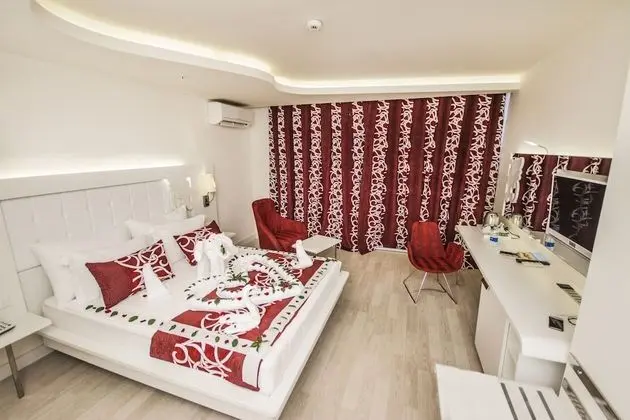 Standard Tek Büyük veya İki Ayrı Yataklı Oda, 1 Yatak Odası, Kısmi Deniz Manzaralı