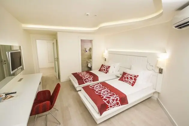 Standard Tek Büyük veya İki Ayrı Yataklı Oda, 1 Yatak Odası, Kısmi Deniz Manzaralı