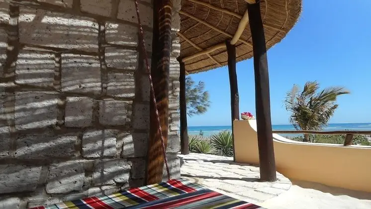 Superior Bungalov, Denize Bakan