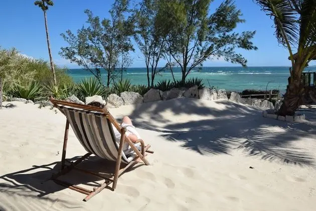 Superior Bungalov, Denize Bakan