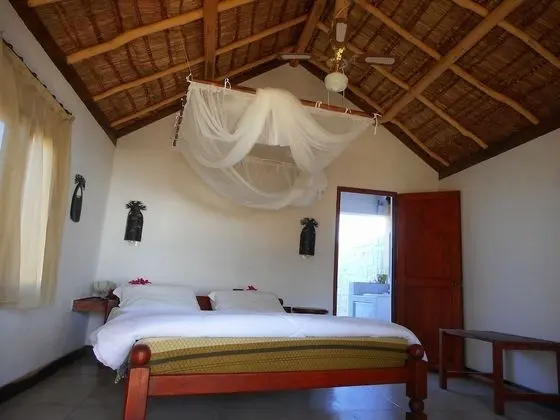 Superior Bungalov, Denize Bakan