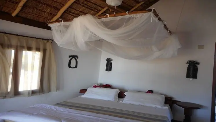 Superior Bungalov, Denize Bakan