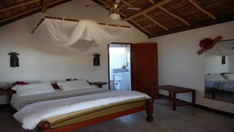 Superior Bungalov, Denize Bakan