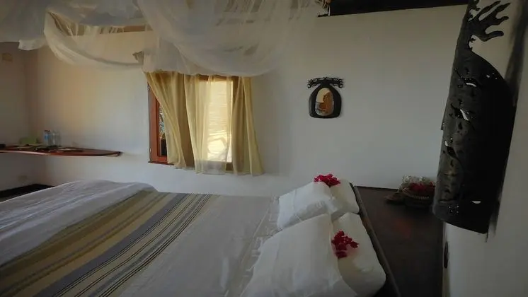 Superior Bungalov, Denize Bakan