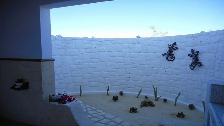 Superior Bungalov, Denize Bakan