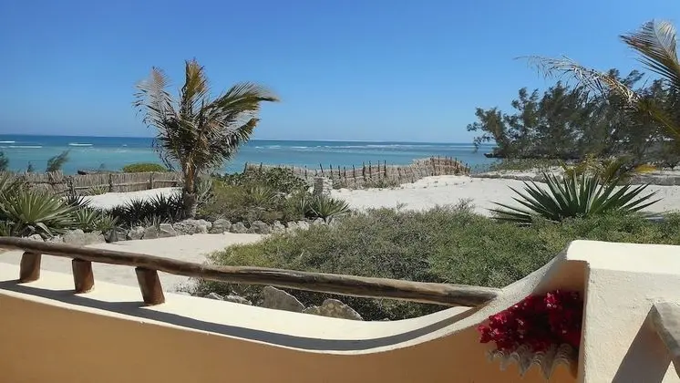 Superior Bungalov, Denize Bakan