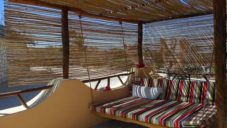 Superior Bungalov, Denize Bakan