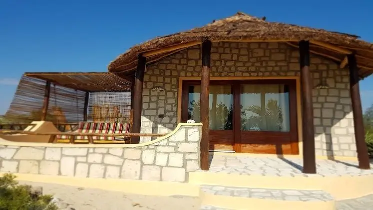 Superior Bungalov, Denize Bakan