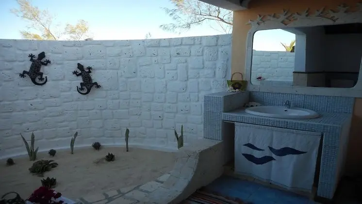 Superior Bungalov, Denize Bakan