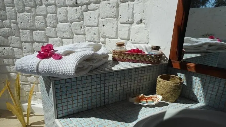 Superior Bungalov, Denize Bakan