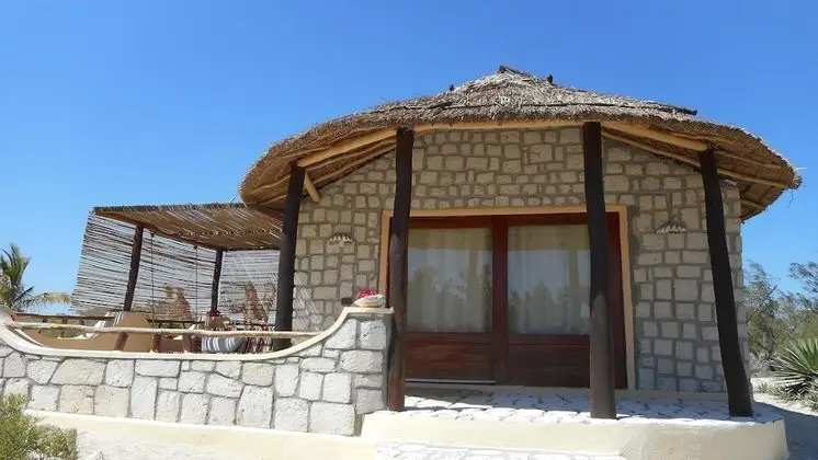 Superior Bungalov, Denize Bakan